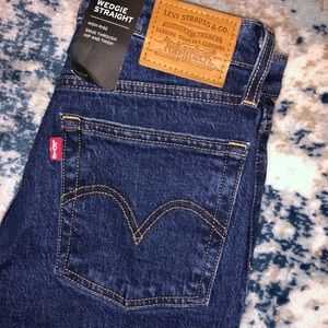 Levi’s Wedgie Straight size 27